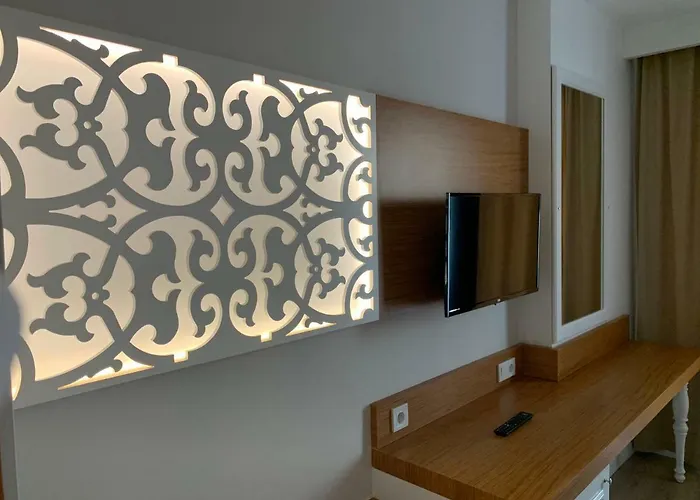 The Sansa & מנבגט