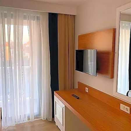 Hotel The Sansa & 3*