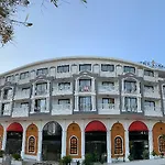 The Sansa & Hotel 3*